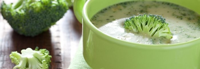 Zubereitete Brokkoli Suppe in einer Schale